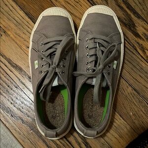 Cariuma Women’s Grey Sneakers